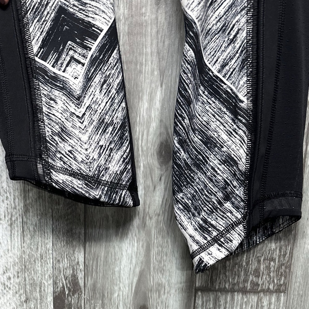 ⭐️Lululemon Hot To Street Crop in Heat Wave White Black / Black [783] - Picture 6 of 9